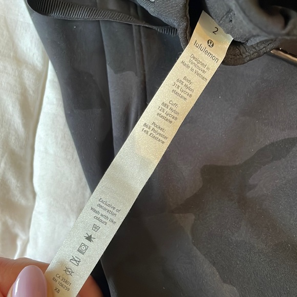 Lululemon discontinued “On the Fly” joggers- Camo size 2 - Picture 3 of 6
